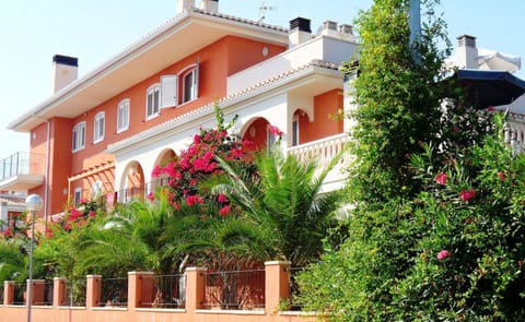 Property building, Facade/entrance, Garden, Balcony/Terrace, On site