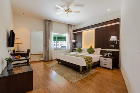 Communal lounge/ TV room, Bed, TV and multimedia, Photo of the whole room, Evening entertainment, Bedroom, fireplace, hair dresser