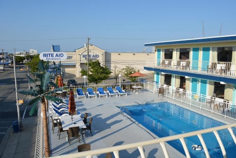 Property building, Day, Swimming pool