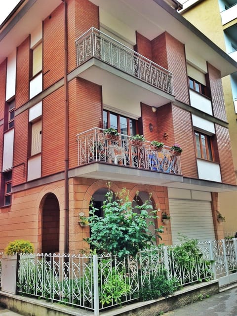 Property building, Patio, Facade/entrance, Garden, Balcony/Terrace