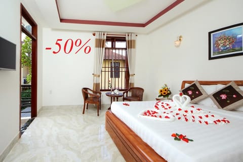 Bed, Photo of the whole room, Decorative detail, Garden view, Landmark view, Pool view, River view, Street view
