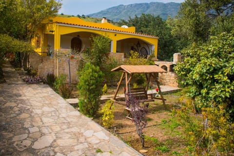 Patio, BBQ facilities, Garden, Garden view, Mountain view