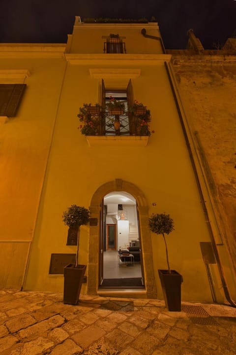 Facade/entrance, Bird's eye view
