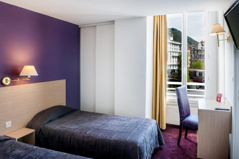 Bedroom, City view
