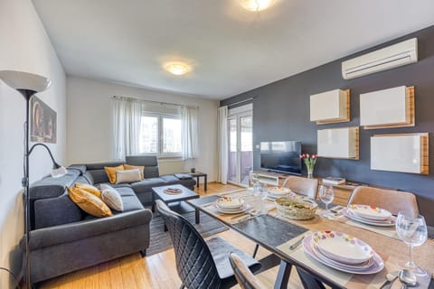 Communal lounge/ TV room, TV and multimedia, Living room, Seating area, Dining area