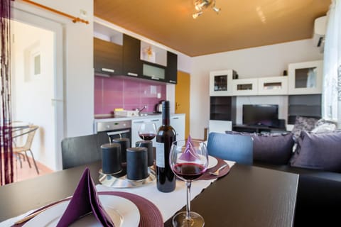 TV and multimedia, Kitchen or kitchenette, Living room, Dining area