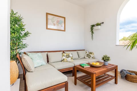 Day, Living room, Seating area