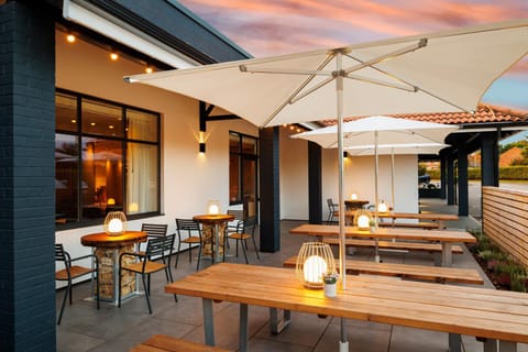 Property building, Patio, Restaurant/places to eat, Day, Balcony/Terrace, Balcony/Terrace, Food and drinks, Seating area