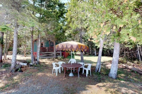 Property building, Patio, Day, Dining area