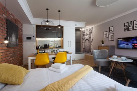 Bed, TV and multimedia, Kitchen or kitchenette, Living room, Photo of the whole room, Seating area, Dining area, Bedroom, minibar