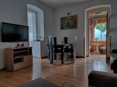 TV and multimedia, Living room, Seating area, Dining area