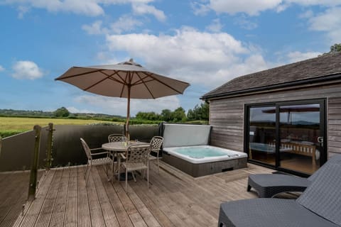 Hot Tub, Dining area, Garden view