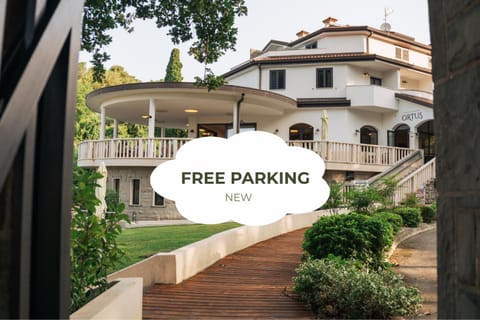 Property building, Day, Garden, Garden view, Parking