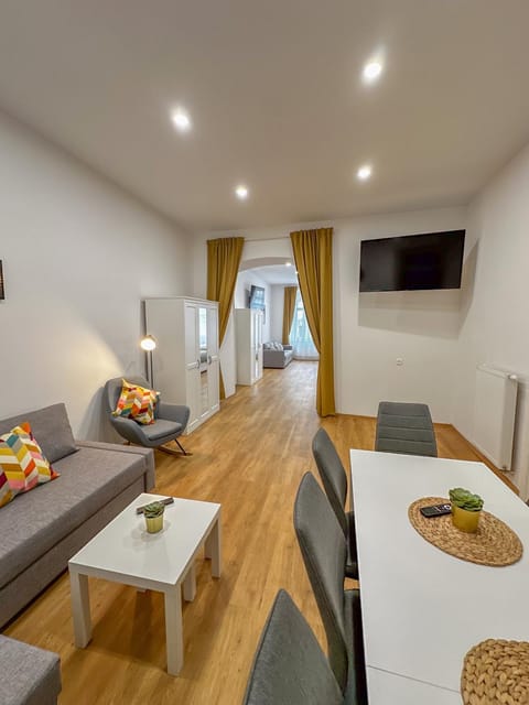 Bed, TV and multimedia, Living room, Photo of the whole room, Seating area, Evening entertainment, Bedroom