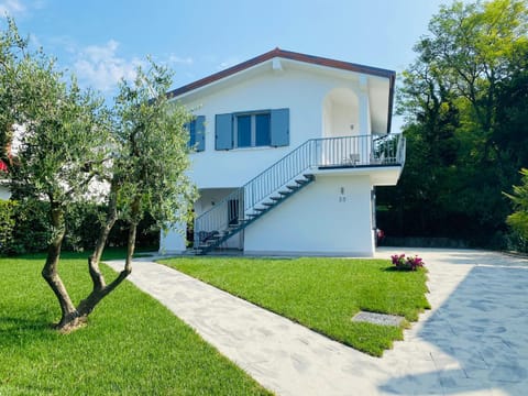 Property building, Day, Garden, Garden view