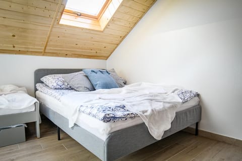 Bed, Other, Other, Photo of the whole room, Seating area, Bedroom, towels