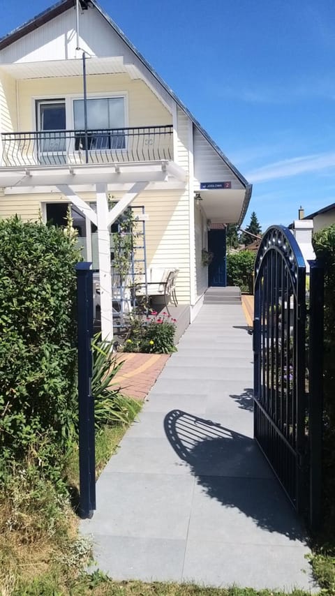 Property building, Facade/entrance, Garden