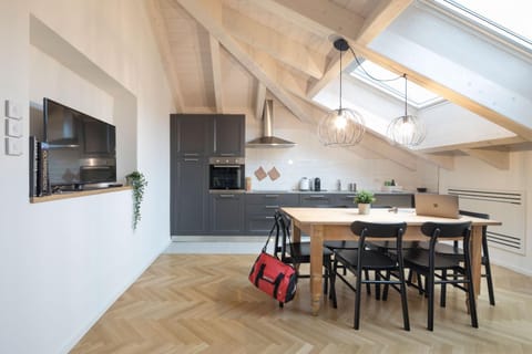 Kitchen or kitchenette, Dining area, dishwasher