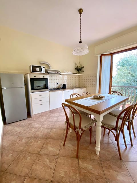 Kitchen or kitchenette, Dining area, dishwasher, microwave, oven, pet friendly, stove