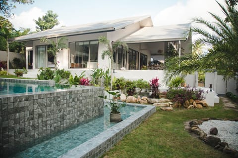 Facade/entrance, Garden, On site, Garden view, Pool view, Swimming pool, Family