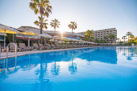 Property building, Day, Swimming pool, sunbed