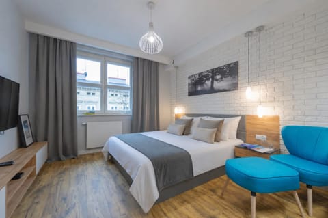 Bed, TV and multimedia, Photo of the whole room, Seating area, Bedroom
