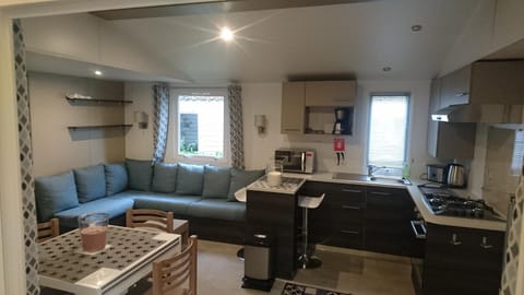 Mobile Home dans Domaine de Kerlann Campground/
RV Resort in Pont-Aven