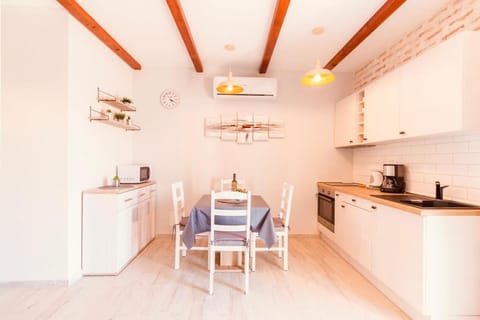 Kitchen or kitchenette, Dining area, Communal kitchen