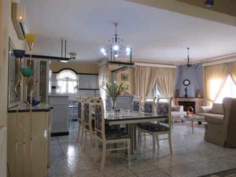Coffee/tea facilities, Kitchen or kitchenette, Living room, Dining area