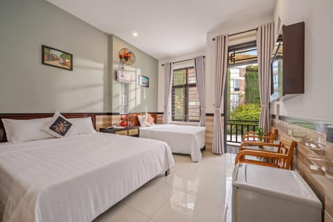 Bed, TV and multimedia, View (from property/room), Photo of the whole room, Seating area, Bedroom, Garden view