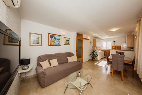 Kitchen or kitchenette, Living room, Seating area, Dining area