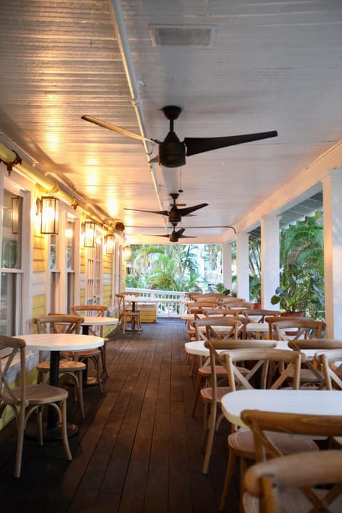 Property building, Restaurant/places to eat, Balcony/Terrace