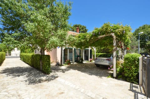 Property building, Facade/entrance, Parking