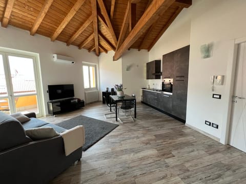 Communal lounge/ TV room, TV and multimedia, Kitchen or kitchenette, Living room, Seating area, Evening entertainment