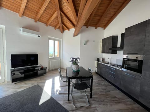 Communal lounge/ TV room, TV and multimedia, Kitchen or kitchenette, Living room, Seating area, Dining area, Evening entertainment, pet friendly, stove