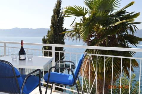 Day, Summer, Fishing, Balcony/Terrace, Balcony/Terrace, Decorative detail, Dining area, Beach, Canoeing, Hiking, Cycling, Diving, Pets, Pets, Sea view, Sea view, Sunrise, group of guests, Family, Family