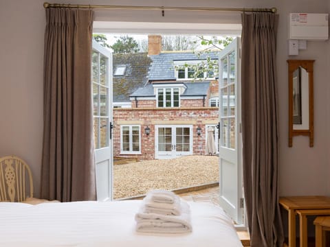 Property building, Bed, Bedroom, Garden view