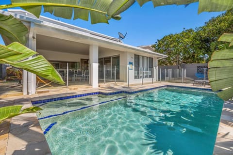 Property building, Patio, Day, Pool view, Swimming pool, sunbed