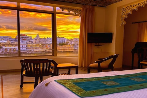 Bed, Natural landscape, TV and multimedia, Photo of the whole room, Bedroom, Lake view