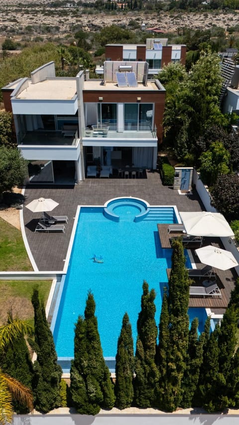 Property building, Bird's eye view, Pool view, Swimming pool, Location, sunbed