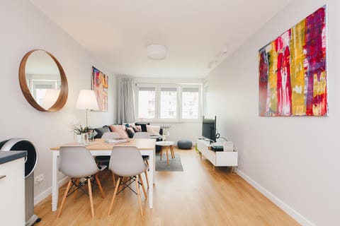 Day, TV and multimedia, Living room, Seating area, Dining area, City view, Street view