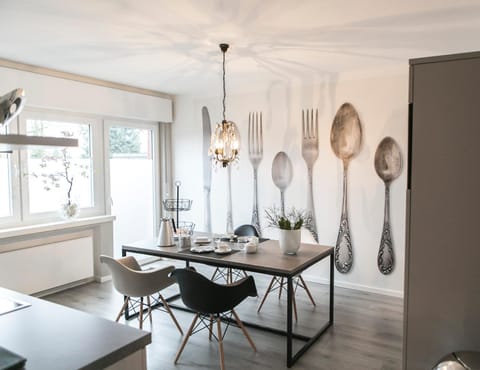 Seating area, Dining area
