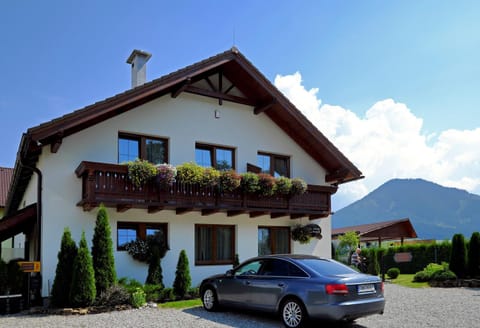 Property building, Facade/entrance, Day, Bird's eye view, Skiing, Skiing, Decorative detail, On site, Mountain view