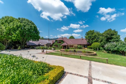 Property building, Garden, Parking