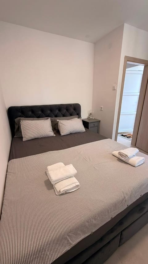 Bed, Bedroom, towels