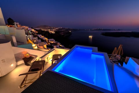 Night, Balcony/Terrace, Evening entertainment, Pool view, Sea view, Swimming pool