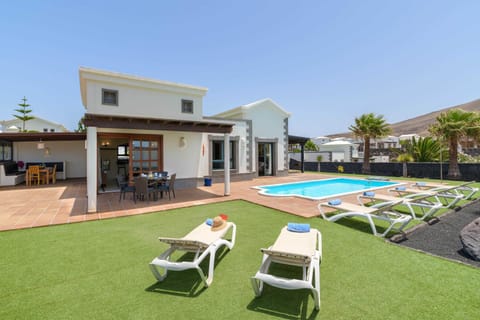 Property building, Day, Pool view, Swimming pool, sunbed