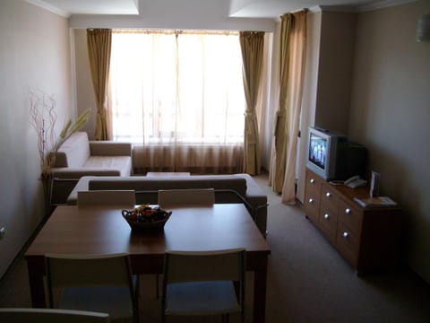 TV and multimedia, Living room, Seating area, Dining area