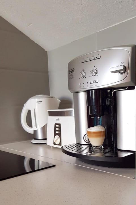 Coffee/tea facilities, Kitchen or kitchenette, Photo of the whole room, Seating area, Non alcoholic drinks