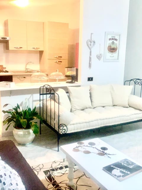 Bed, Kitchen or kitchenette, Living room, Seating area, stove